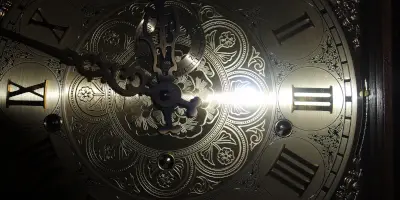 Un ceas mecanic vechi si elegant vazut foarte de aproape