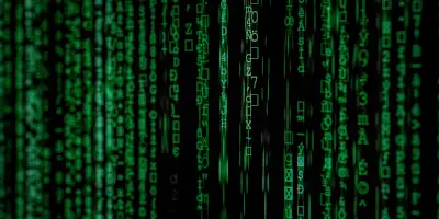 Ecranul unui calculator plin de caractere ciudate verzi, ca in filmul Matrix