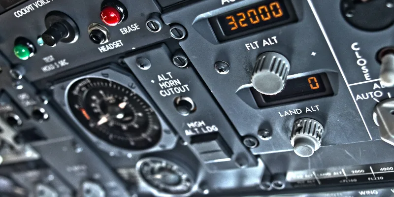 Bordul unui avion, cu instrumente de masura comlexe, vazut de aproape